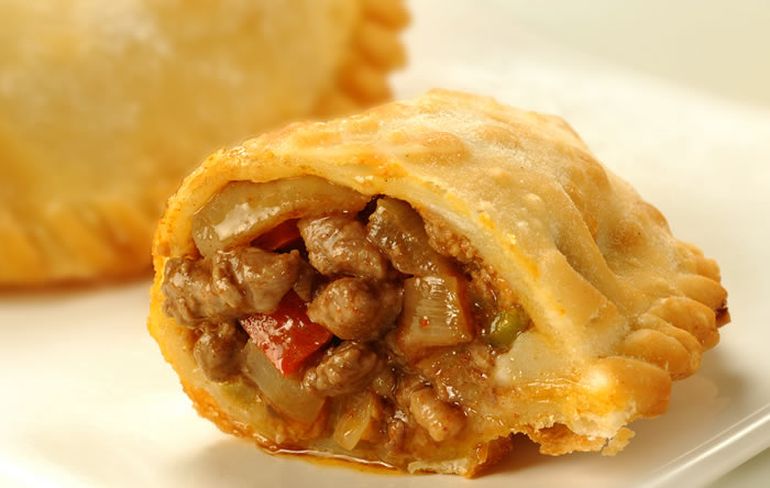 La empanada de carne cortada a cuchillo frita es una delicia.