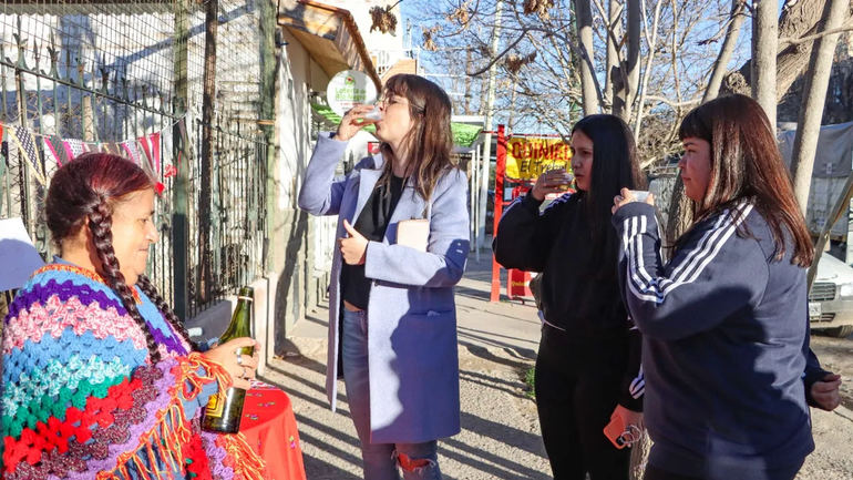 Uberlinda, la vecina que saca la mufa con caña con ruda