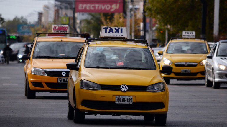 Los propietarios de taxis pidieron que el Municipio analice la legalidad de la aplicación de tecnología desarrollada por un vecino para pedir un taxi.&nbsp;