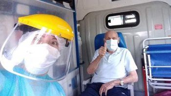 a los 89, supero el coronavirus y le hicieron una emotiva despedida a los 89, supero el coronavirus y le hicieron una emotiva despedida