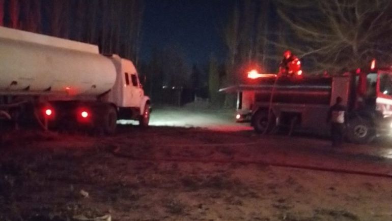 Un foco para calentar pollitos provocó un incendio en una chacra