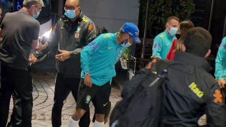 Torcedores enloquecen al ver a Neymar, lo tiran y casi lo lesionan