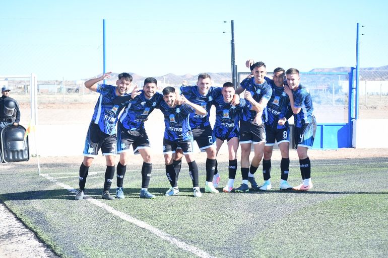 Deportivo Rincón festejó en casa y los mira a todos desde arriba. Fotos: gentileza Miguel Huentecol Deportivo Rincón festejó en casa y los mira a todos desde arriba. Fotos: gentileza Miguel Huentecol