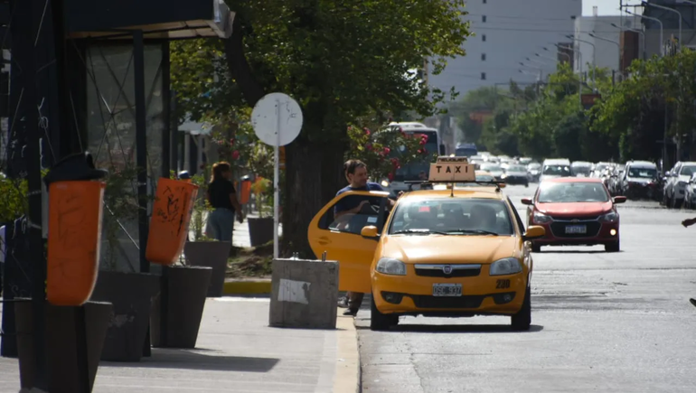 La falta de colectivos disparó la demanda de taxis en Neuquén