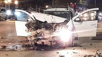 No sólo estalló el parabrisas: por la violencia del impacto en una avenida de Comodoro Rivadavia, el Ford Fiesta prácticamente perdió la trompa. 