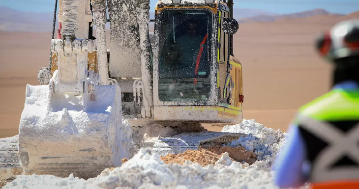 l RIGI de Milei ofrece 30 años de estabilidad fiscal. Chile aún no tiene un incentivo equivalente. l RIGI de Milei ofrece 30 años de estabilidad fiscal. Chile aún no tiene un incentivo equivalente.