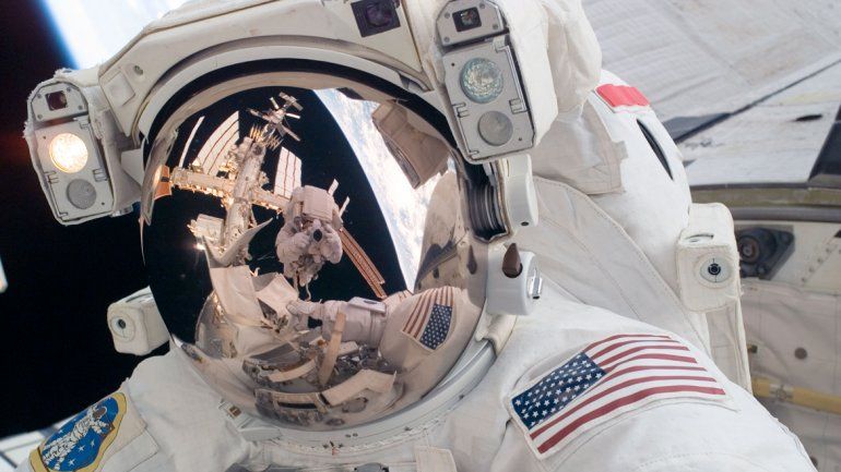 Un astronauta en el espacio exterior Un astronauta en el espacio exterior