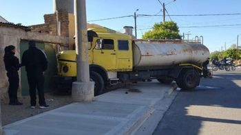 un camion aguatero choco contra una vivienda y su chofer fue hospitalizado un camion aguatero choco contra una vivienda y su chofer fue hospitalizado