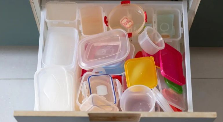 Chau a los tuppers desordenados: la solución sencilla que transforma la cocina en un solo paso