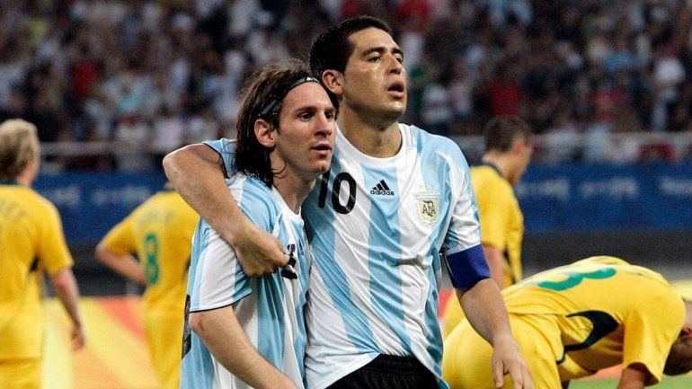 Cumple años el fútbol: hoy soplan las velitas Messi y Riquelme