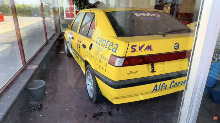 Un Alfa Romeo 33 preparado para competición, una de las joyas más vistosas que se ven desde la vidriera de este concesionario abandonado en Bélgica. Un Alfa Romeo 33 preparado para competición, una de las joyas más vistosas que se ven desde la vidriera de este concesionario abandonado en Bélgica.