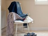 No es vagancia: llenar la silla con ropa tiene un llamativo significado psicológico