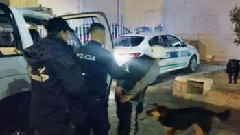 La última detención de Emiliano Carita de Bebé Figueroa en Comodoro Rivadavia, diez días antes de su asesinato: intentó entrar a robar en una casa. La última detención de Emiliano Carita de Bebé Figueroa en Comodoro Rivadavia, diez días antes de su asesinato: intentó entrar a robar en una casa.