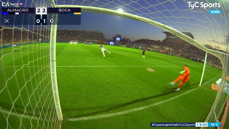 Chiquito Romero ataja el primer penal de la tanda.&nbsp;