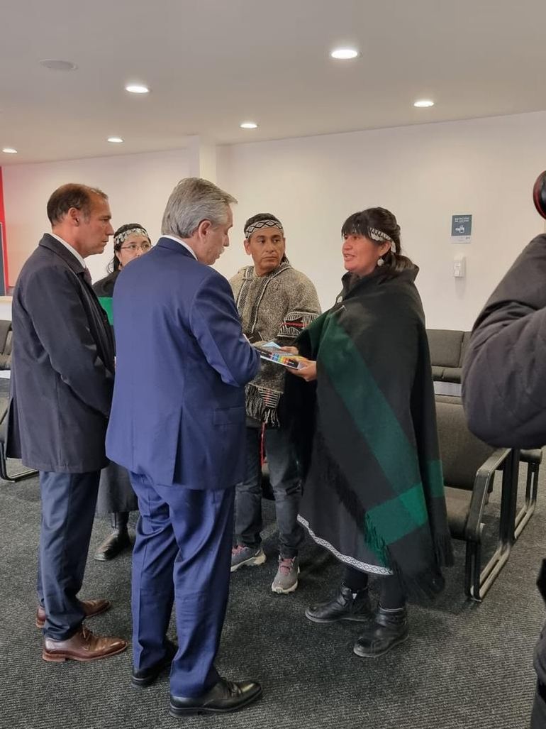 Mapuches de la Confederación presentaron el reclamo del gasoducto a Gutiérrez y Fernández.