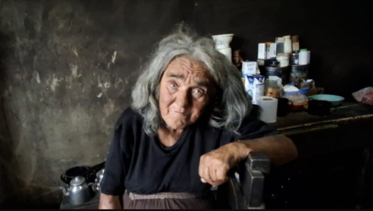 Senobia Isabel Alarcón, tiene 68 años y vive sola en una pequeña y modesta casa de Esquel, apenas con una estufa a leña que echa humo por todos lados y que quieren reemplazar.&nbsp;
