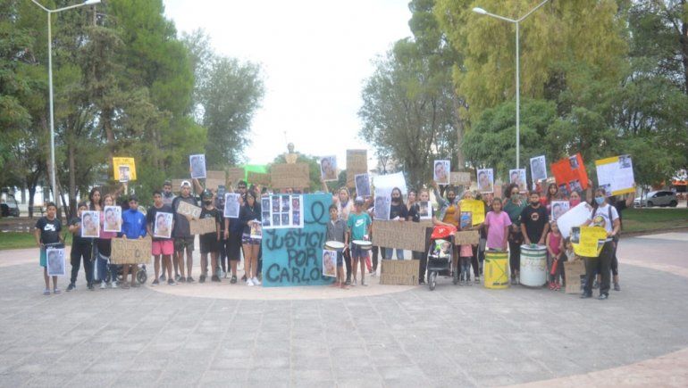 Familiares de Carlos Rodríguez se manifestaron en la plaza San Martín de Rincón de los Sauces.