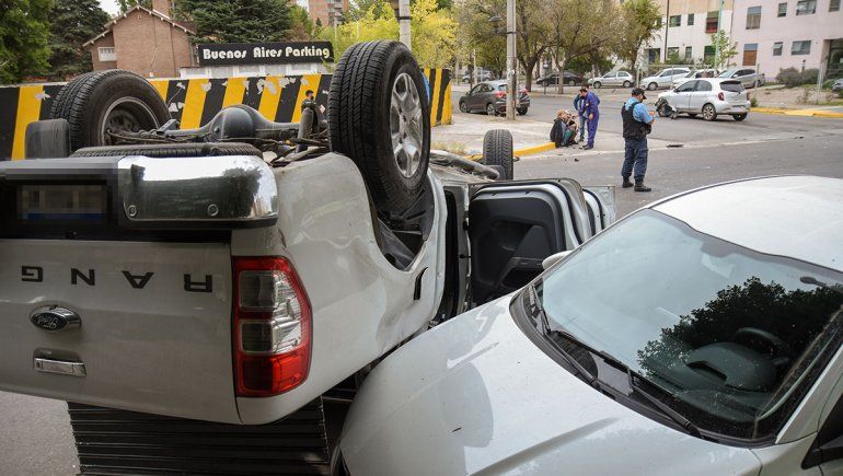 La conductora de la Nissan, una jueza, al momento en que le realizaban el test de alcoholemia.