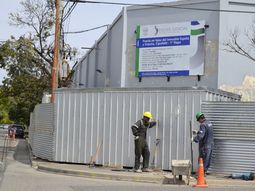 La esquina de España y Urquiza de Cipolletti es intervenida para remodelar la fachada del edificio judicial. La esquina de España y Urquiza de Cipolletti es intervenida para remodelar la fachada del edificio judicial.