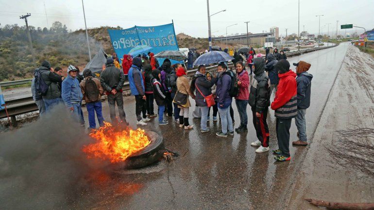 Los manifestantes de Barrios de Pie cortaron accesos a Neuquén.
