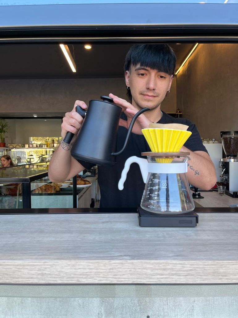 Alan, barista de Marga, siempre un paso adelante en el mundo café. Alan, barista de Marga, siempre un paso adelante en el mundo café.