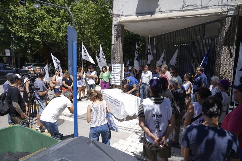 Integrantes del Frente Sindical, en la sede de la Justicia Federal de Neuquén. Integrantes del Frente Sindical, en la sede de la Justicia Federal de Neuquén.