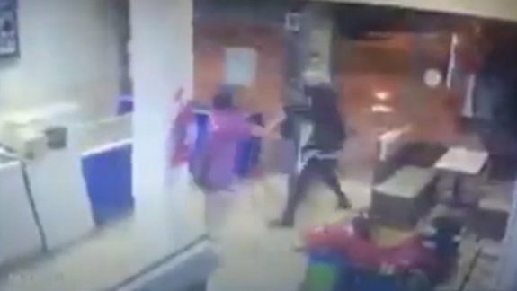 Empleada enfrentó y echó a un ladrón que quiso robar en heladería
