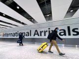 FOTO DE ARCHIVO: Viajeros en el área de llegadas internacionales del aeropuerto de Heathrow en Londres, Reino Unido, el 13 de febrero de 2021. REUTERS/Toby Melville