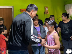 El intendente de Bajada del Agrio entró kits escolares a alumnos de la localidad. El intendente de Bajada del Agrio entró kits escolares a alumnos de la localidad.