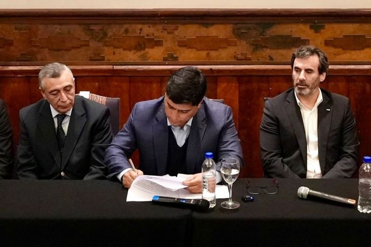 Santa Cruz se suma al acuerdo para eliminar retenciones al crudo y completa el traspaso de las áreas que cedió YPF