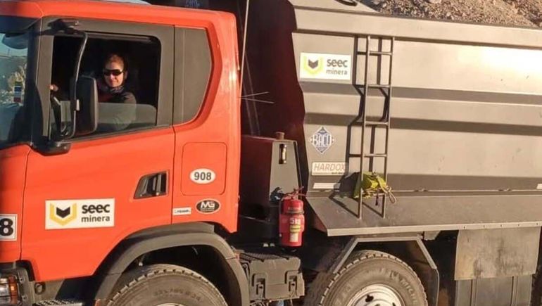 Fanny Bórquez al volante en las minas de Santa Cruz. Fanny Bórquez al volante en las minas de Santa Cruz.