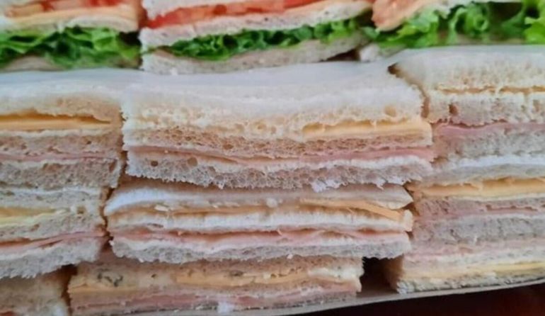 La conservación adecuada del sándwich de miga ayuda a evitar que el pan pierda humedad en la heladera.