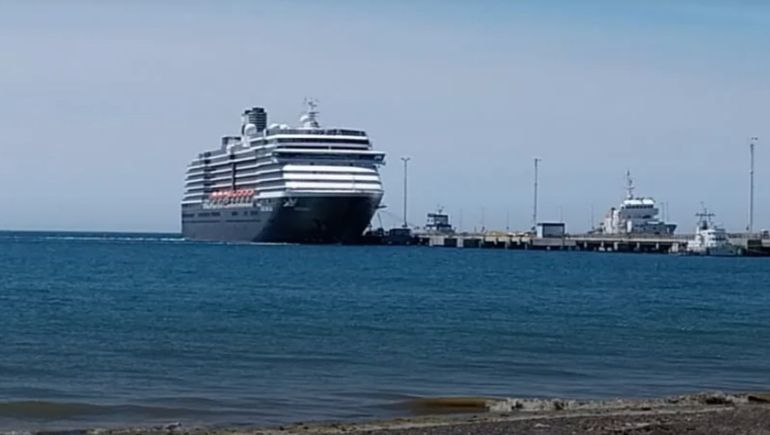 El Celebrity Equinox adelantó un día su llegada y pasará la noche de martes a miércoles en el muelle Luis Piedrabuena de Puerto Madryn.