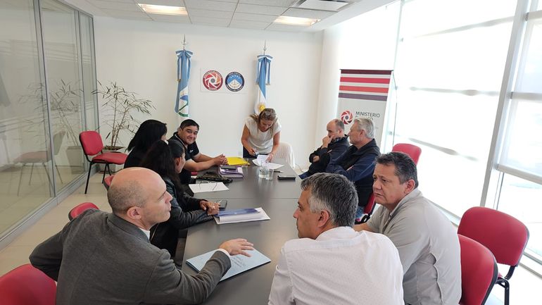 Después de meses se sentaron a dialogar por el conflicto del agua en El Trébol II, Choconcito, Toma San Antonio y Unión. Lo hicieron con el EPAS y el intendente de Centenario, Esteban Cimolai. Después de meses se sentaron a dialogar por el conflicto del agua en El Trébol II, Choconcito, Toma San Antonio y Unión. Lo hicieron con el EPAS y el intendente de Centenario, Esteban Cimolai.
