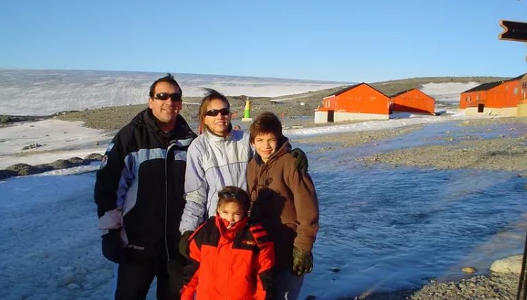 Fabián, Mary, Kevin y Aixa. Tres chaqueños y una fueguina (su hija menor) en la Antártida. Fabián, Mary, Kevin y Aixa. Tres chaqueños y una fueguina (su hija menor) en la Antártida.