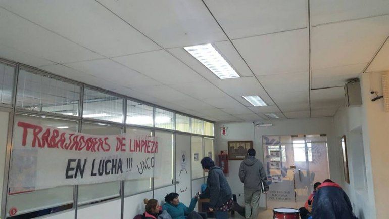 Tomaron el rectorado de la UNCo para reclamar la reincorporación laboral