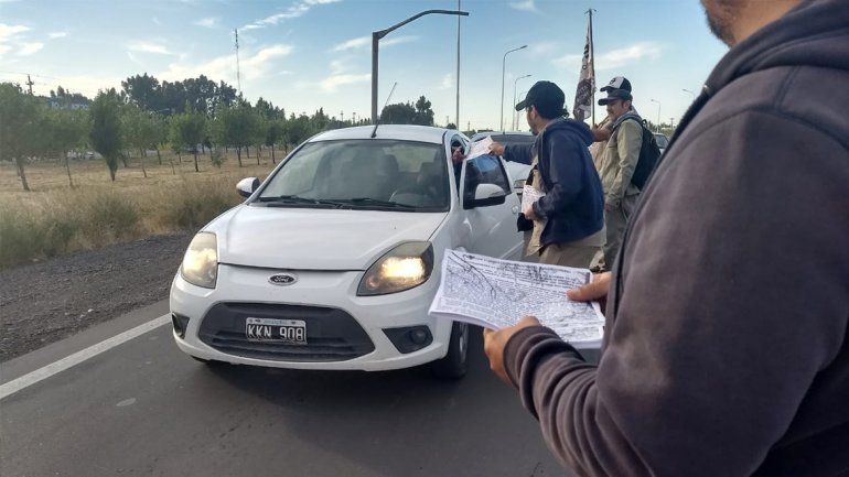 Ceramistas volantean en la Ruta 7 en defensa de puestos laborales