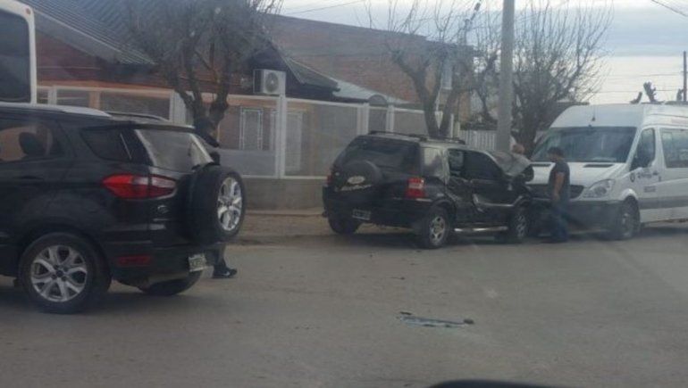 Fuerte choque entre un colectivo y una camioneta en Huincul
