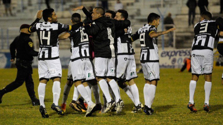 El festejo de los jugadores de Cipo por la sufrida clasificación a las semifinales del Federal A.&nbsp;