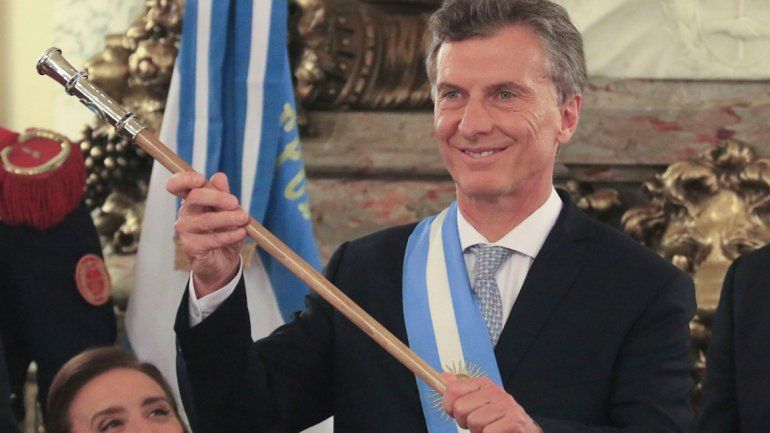 Macri, exhibiendo el bastón de mando en la Casa Rosada, en ausencia de su predecesora, Cristina Fernández. 
