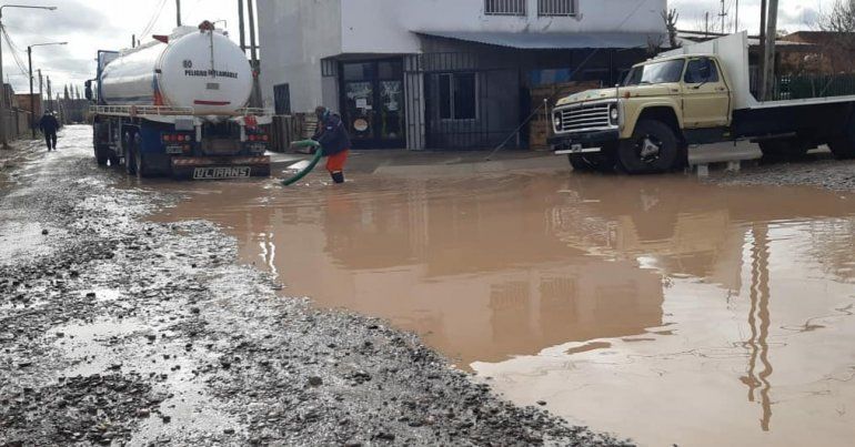 Con las lluvias son varias las calles que se inundan en Plottier. 