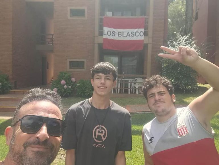 Mateo (al centro) junto a su papá y a su hermano Felipe