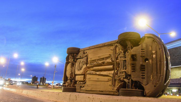 Dos autos se encerraron y uno volcó en el cantero central del corredor Doctor Ramón