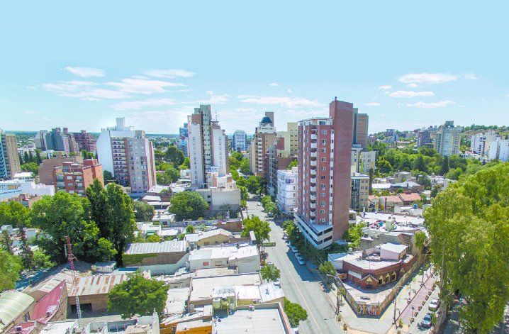 En la imagen de la ziquierda se puede apreciar una panorámica de la ciudad de Neuquén cuando prácticamente no tenía edificios altos. Arriba, una foto actual desde la misma perspectiva. Pasaron nada más que 50 años.