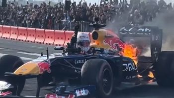 El monoplaza del expiloto de Fórmula 1, Yuki Tsunoda, se incendió durante una exhibición. El monoplaza del expiloto de Fórmula 1, Yuki Tsunoda, se incendió durante una exhibición.