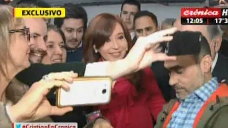 Cristina pasó por Crónica y estallaron las redes por las placas rojas