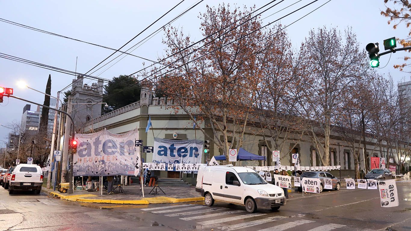 El Gobierno convocó a ATEN al diálogo para este sábado y el gremio pospuso el plenario