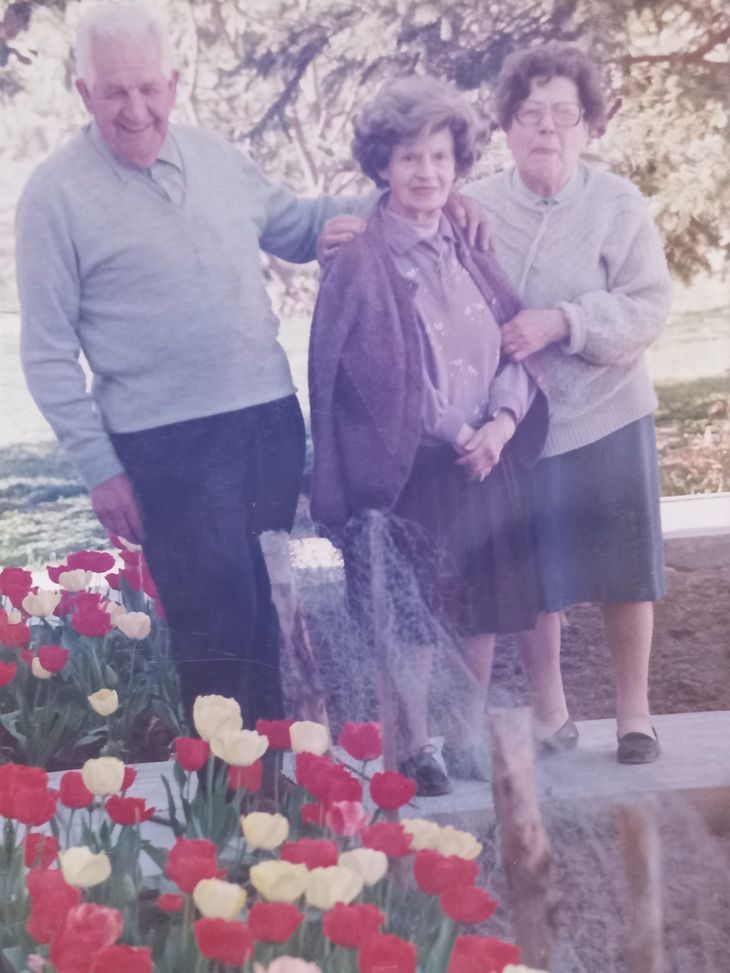 Bautista con sus tulipanes (con Teresa y Sara , su consuegra). Foto: familia Molina Bautista con sus tulipanes (con Teresa y Sara , su consuegra). Foto: familia Molina