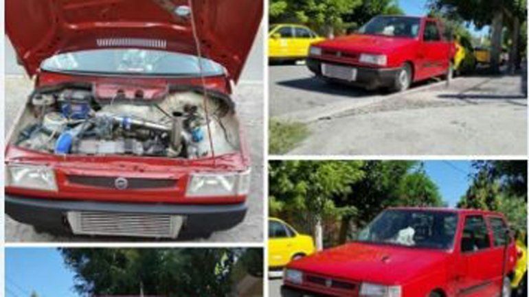 El Fiat Uno negro de Franco que robaron en Santa Genoveva. El Uno rojo es de Gabriel y se lo robaron de la puerta de la casa en el barrio 30 de Octubre. Ninguno fue recuperado.