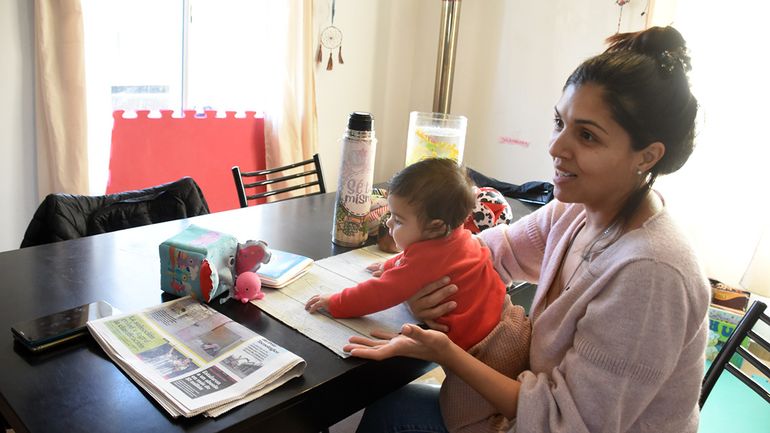 Sabina y la pequeña en su hogar.